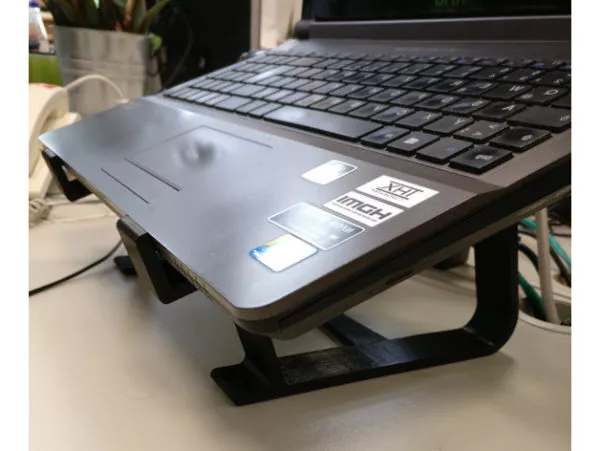 Old Compaq Laptop 3d model